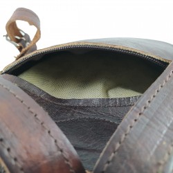 mochila cuero artesanal remaches al frente marrón oscuro. detalles 007